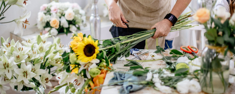 Quelles sont les compétences indispensables pour réussir sa reconversion fleuriste ?